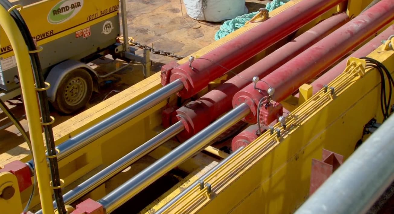 Four hydraulic pulling cylinders
